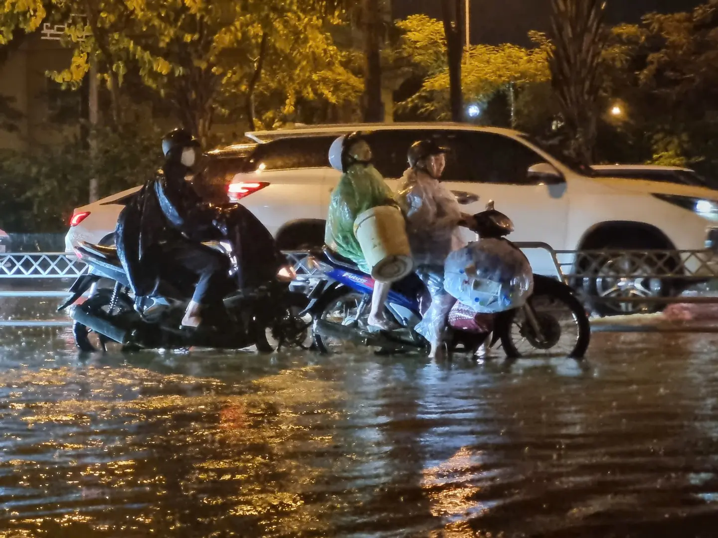 Mưa ngập khu vực Võ Chí Công gần lối lên xuống cầu Nhật Tân